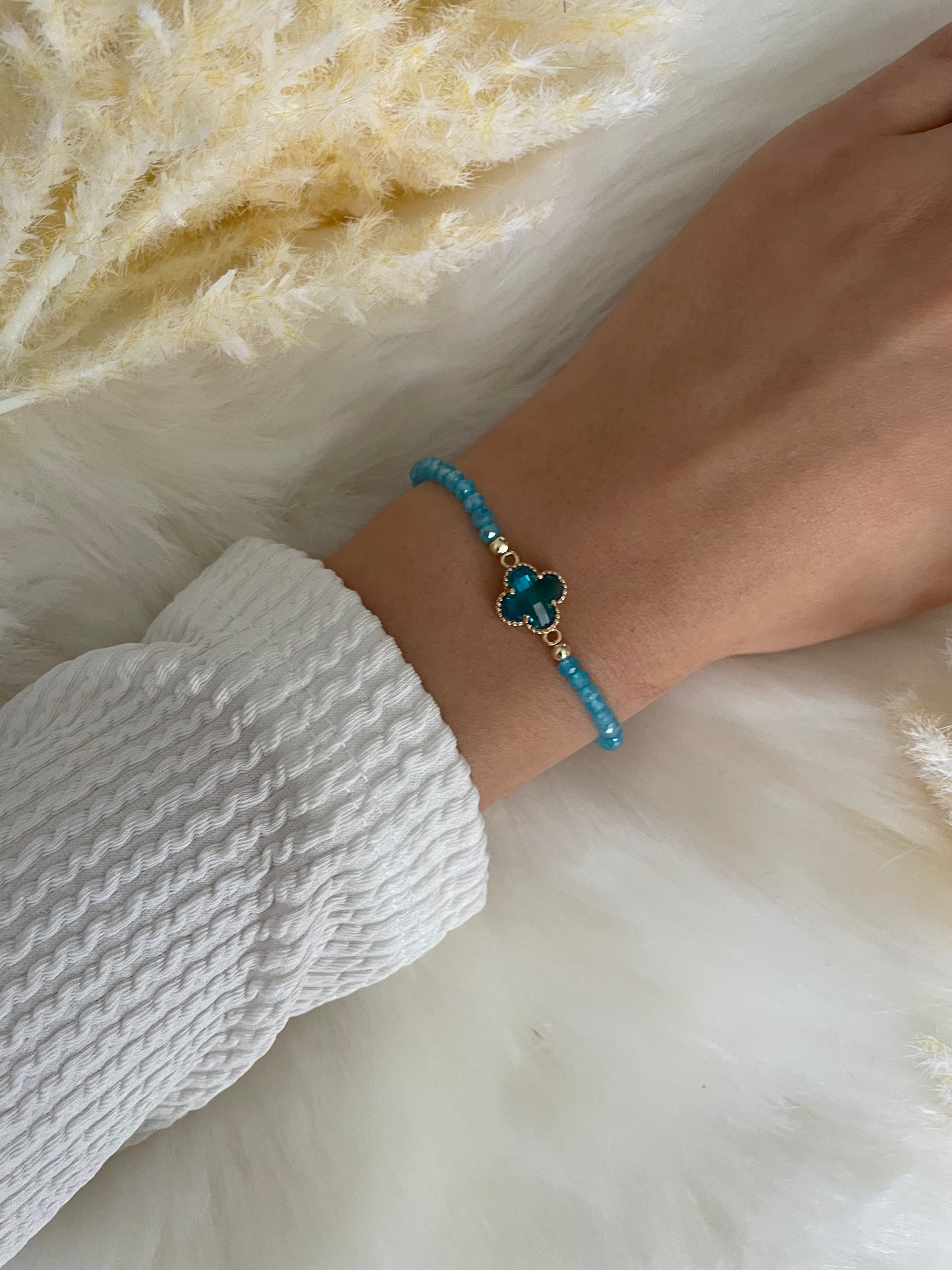 Perlenarmband Hellblau mit Kleeblatt Anhänger - 10458